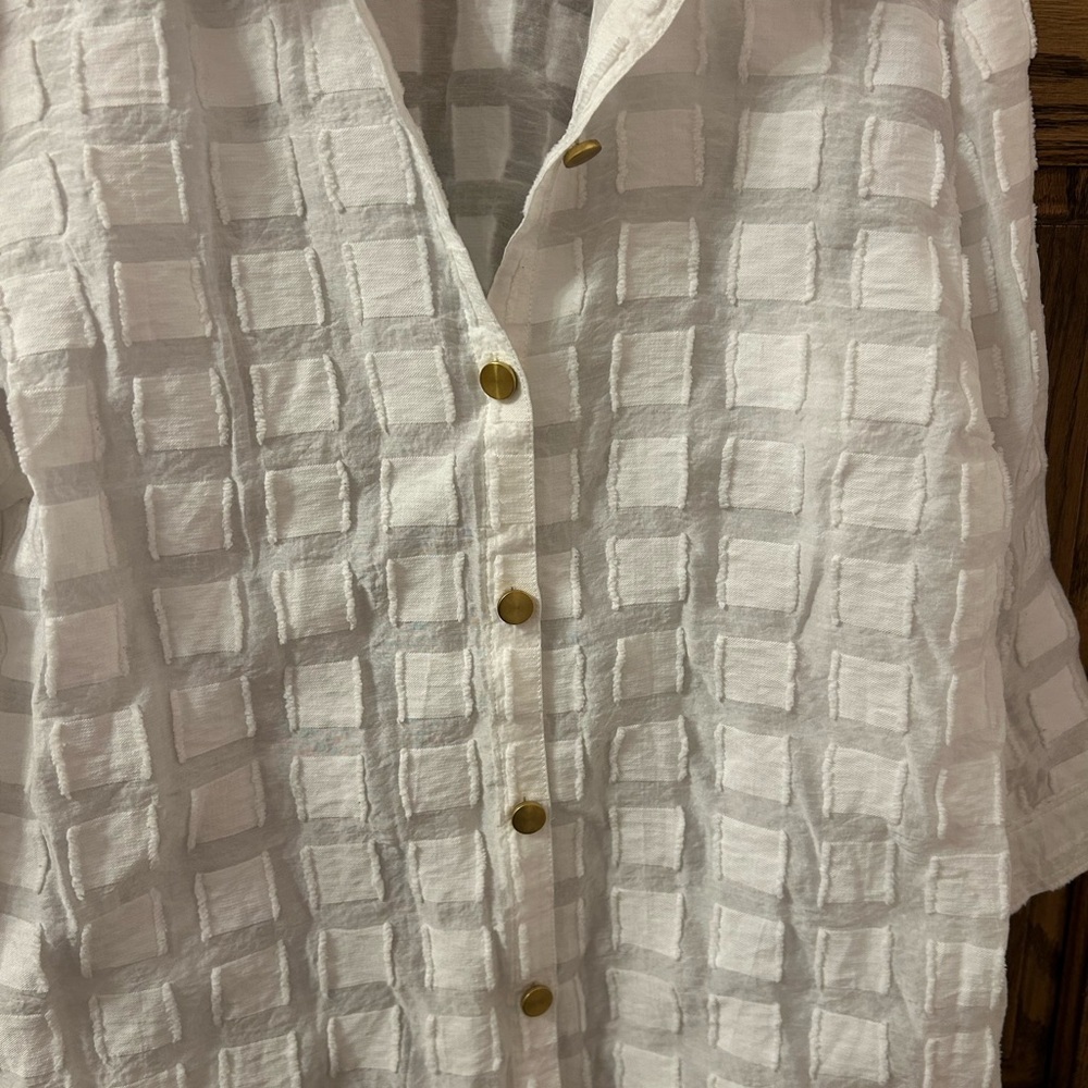 Chico’s Traveler Collection White Textured Button-Up Blouse Size 2 - Picture 3 of 8